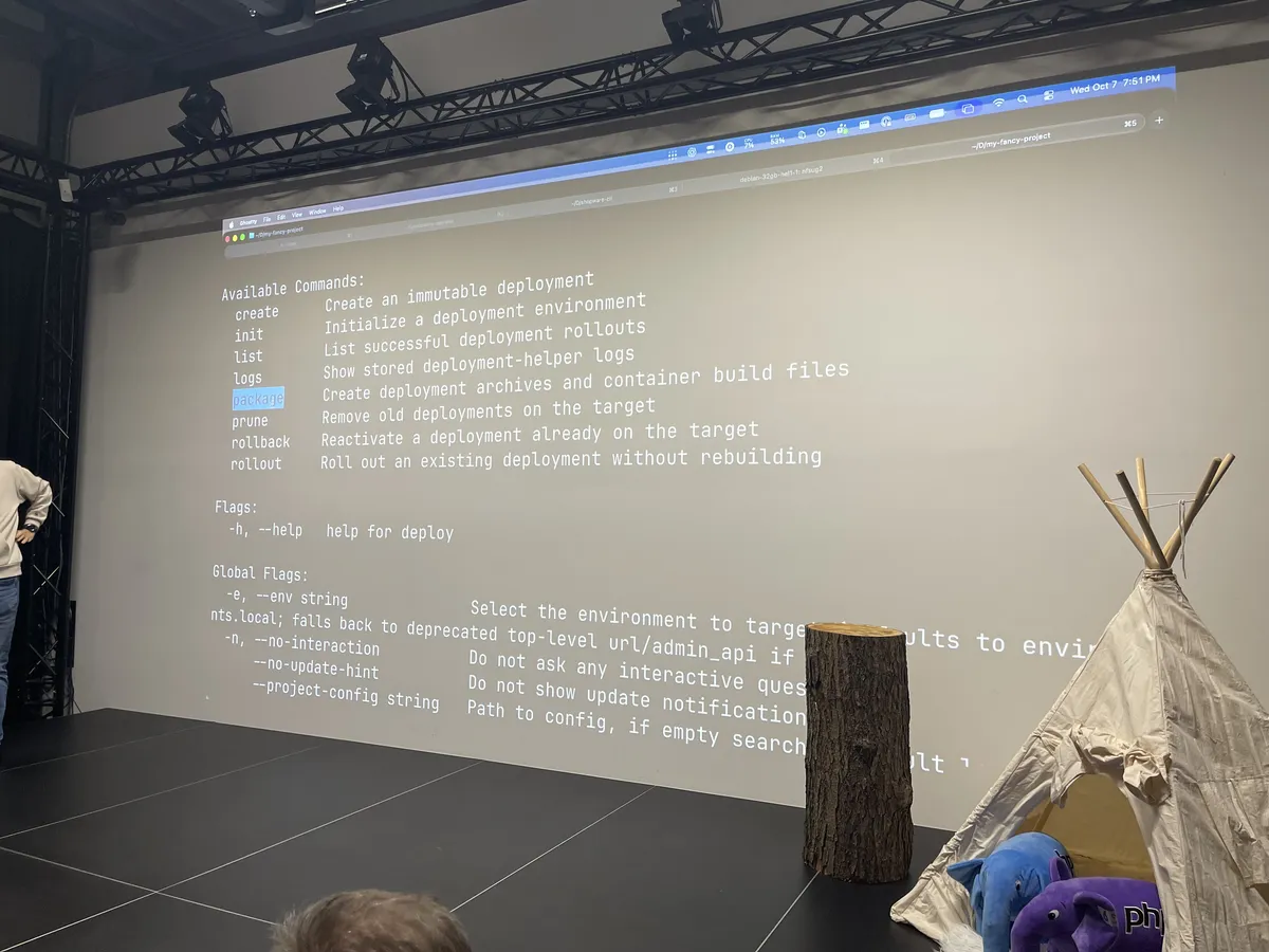 Hilfe-Ausgabe der Shopware CLI mit den Deployment-Unterbefehlen create, init, list, logs, package, prune, rollback und rollout