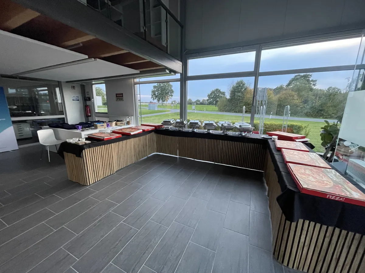 Pizza-Buffet im Shopware Campus mit Blick auf die Wiese hinter dem Gebäude