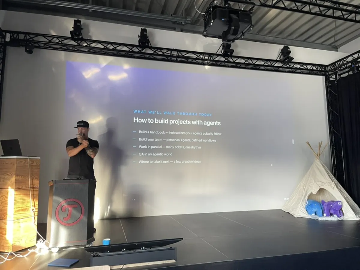 Christian Dangl vor der Folie How to build projects with agents