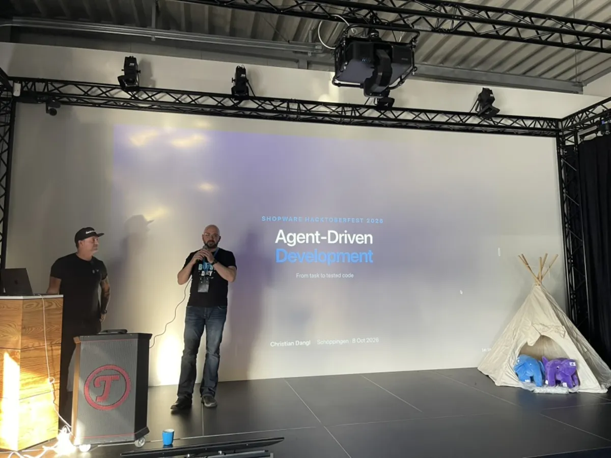 Christian Dangl auf der Bühne vor der Titelfolie Agent-Driven Development