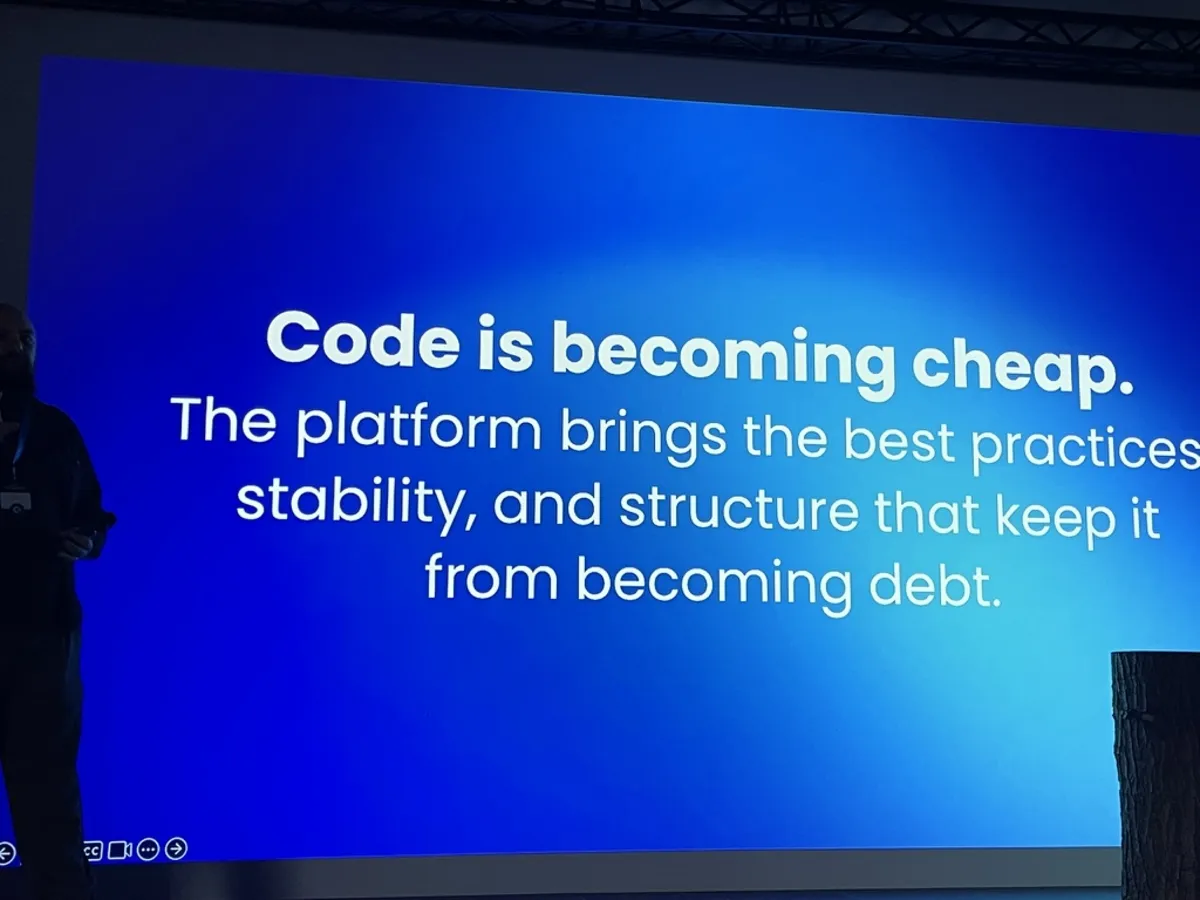 Folie Code is becoming cheap: die Plattform liefert Best Practices, Stabilität und Struktur