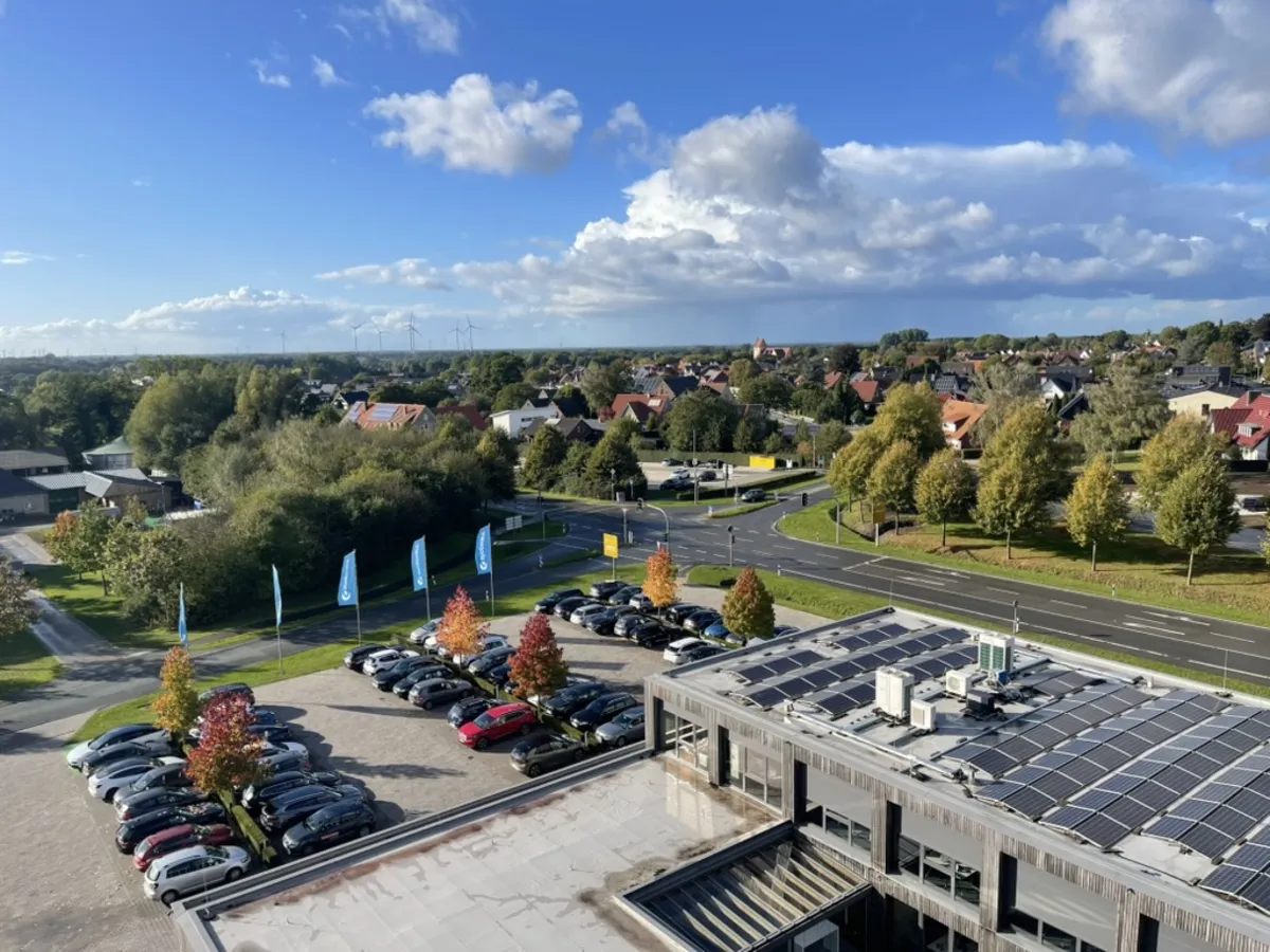 Blick vom Shopware-Tower über Parkplatz und Fahnen auf die Felder bei Schöppingen
