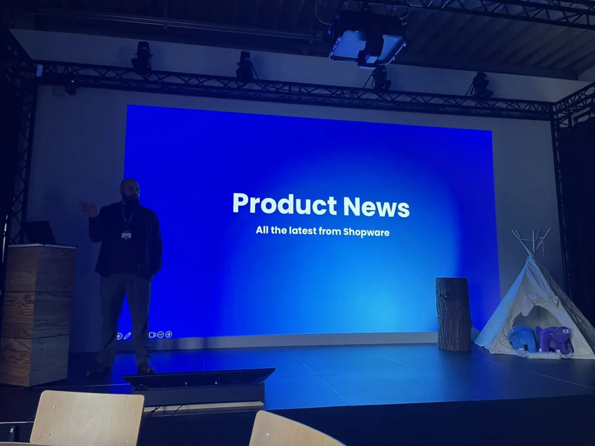 Moritz Naczenski auf der Bühne vor der Titelfolie Product News