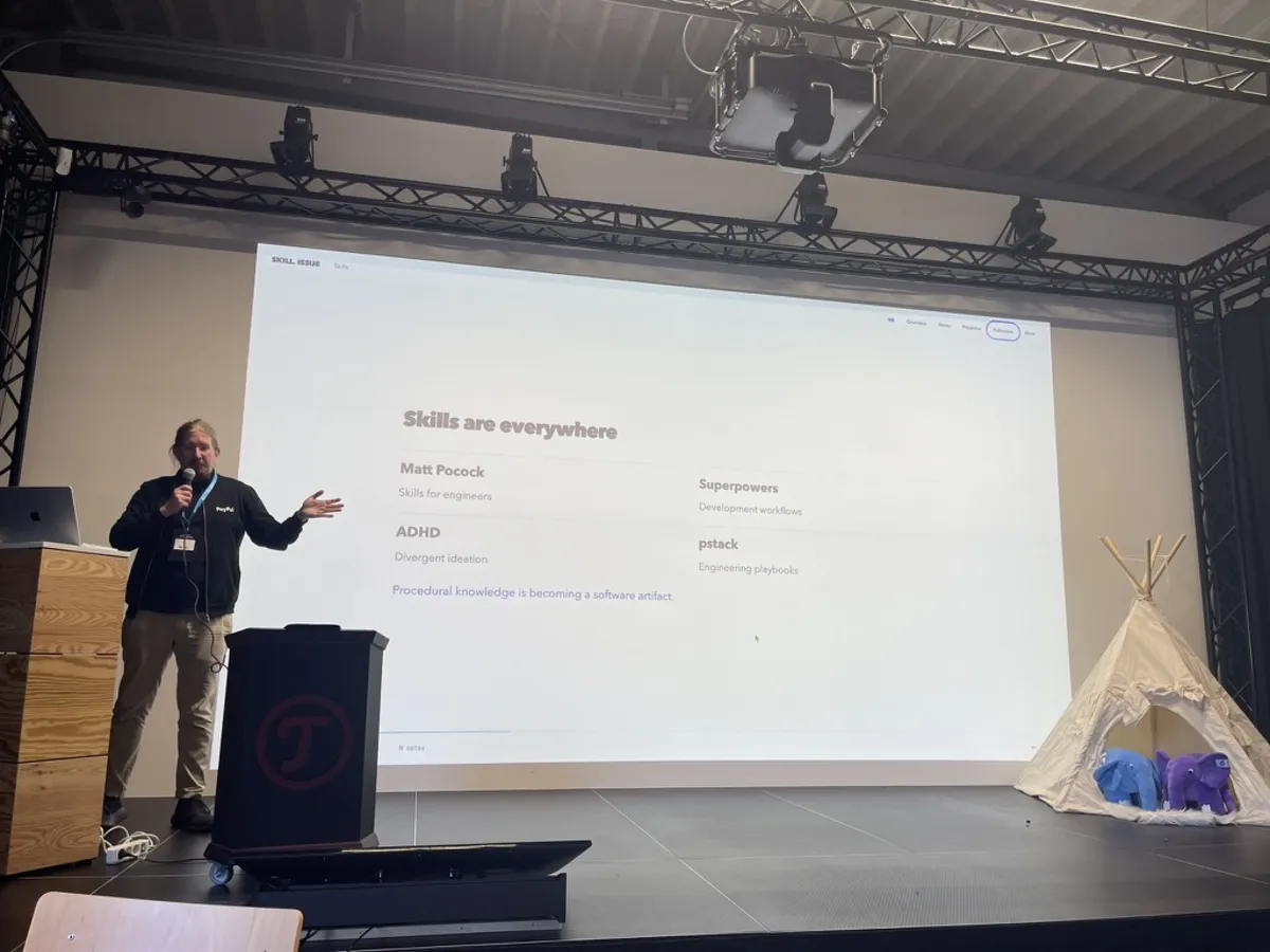Marco Podien auf der Bühne vor der Folie Skills are everywhere