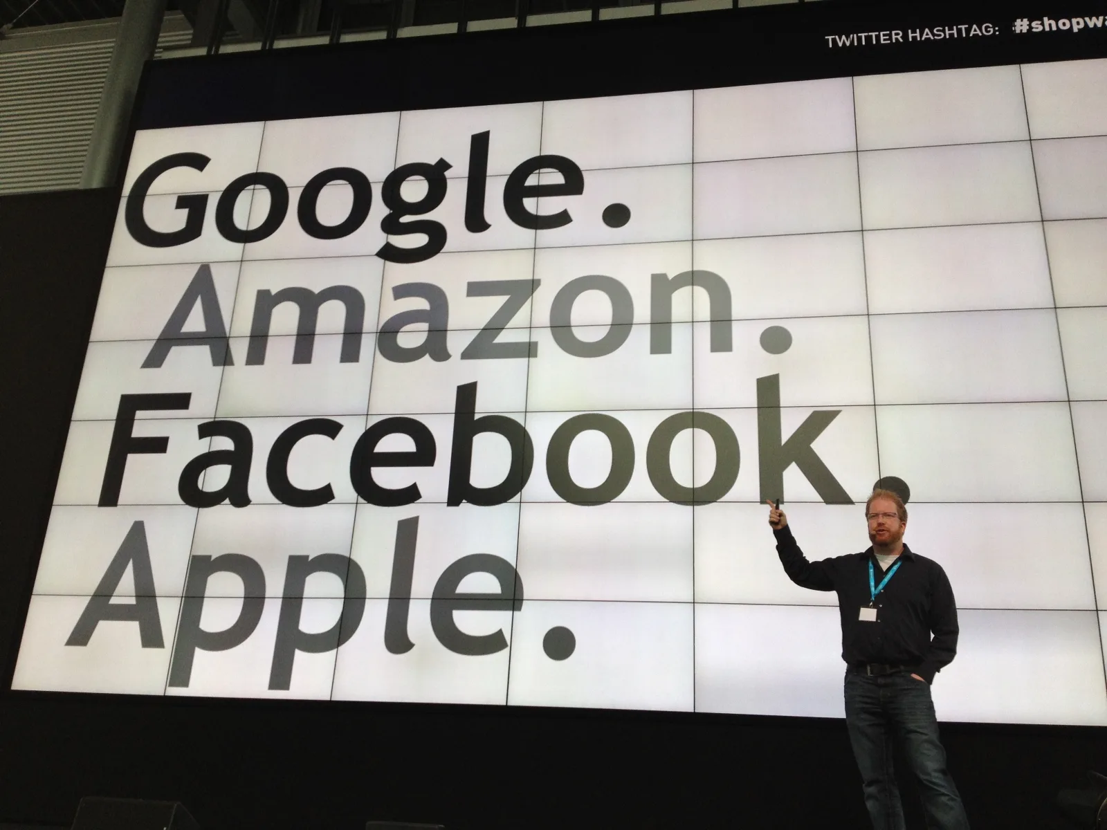 Bühnenfolie mit den Namen Google, Amazon, Facebook und Apple in großer Schrift