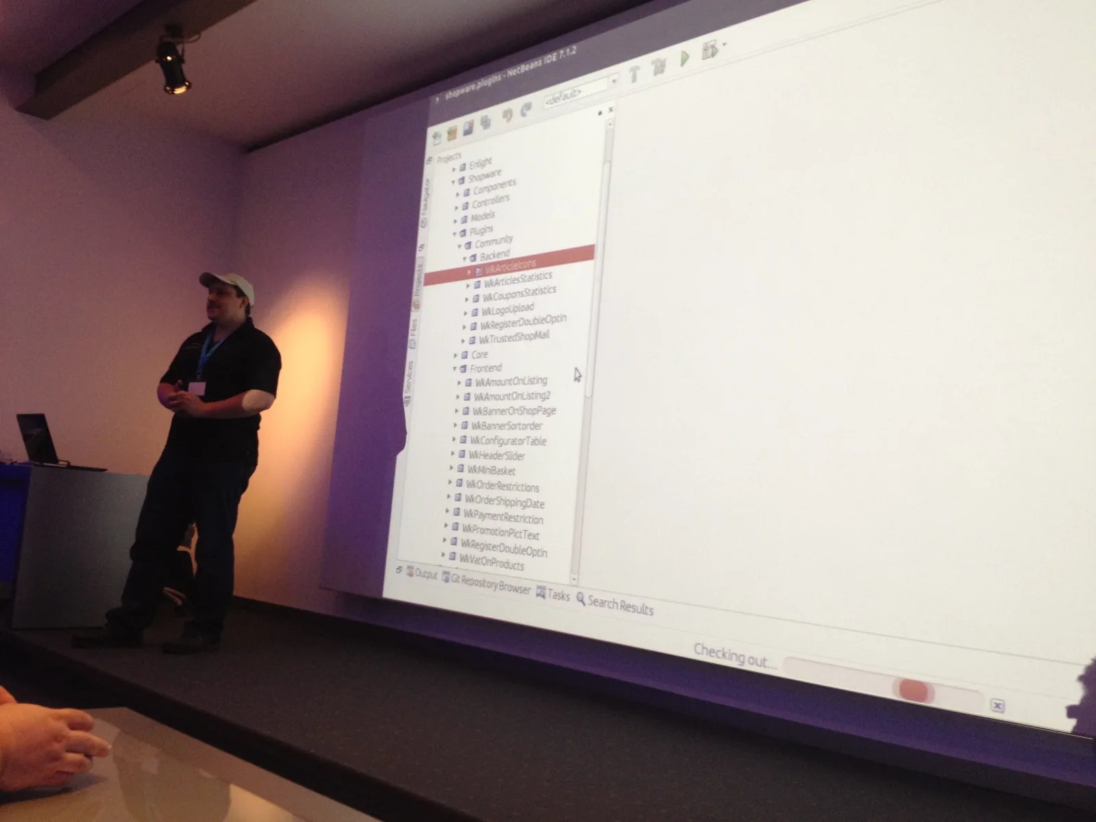 Entwicklerworkshop zur Plugin-Programmierung, auf der Projektion die NetBeans-Entwicklungsumgebung mit dem Shopware-Plugin-Verzeichnis