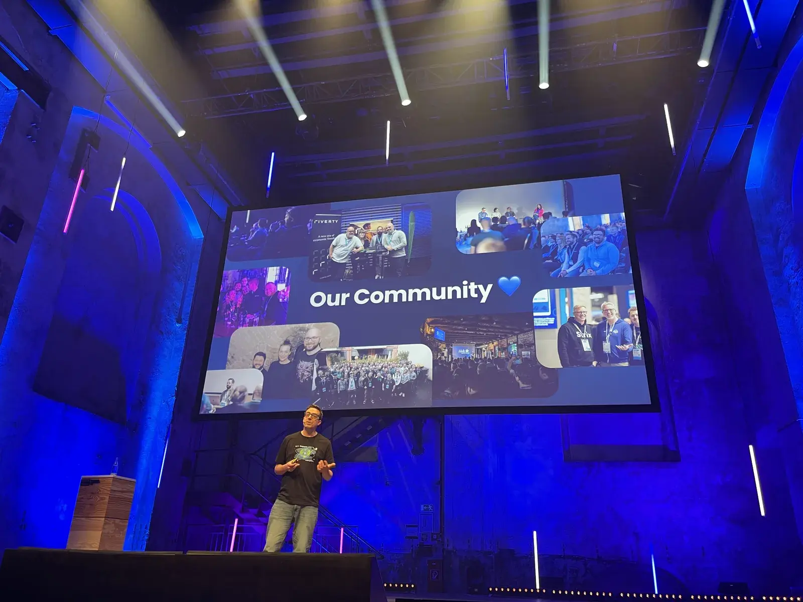 Keynote-Folie mit dem Titel Our Community und einer Collage aus Fotos von Community-Veranstaltungen