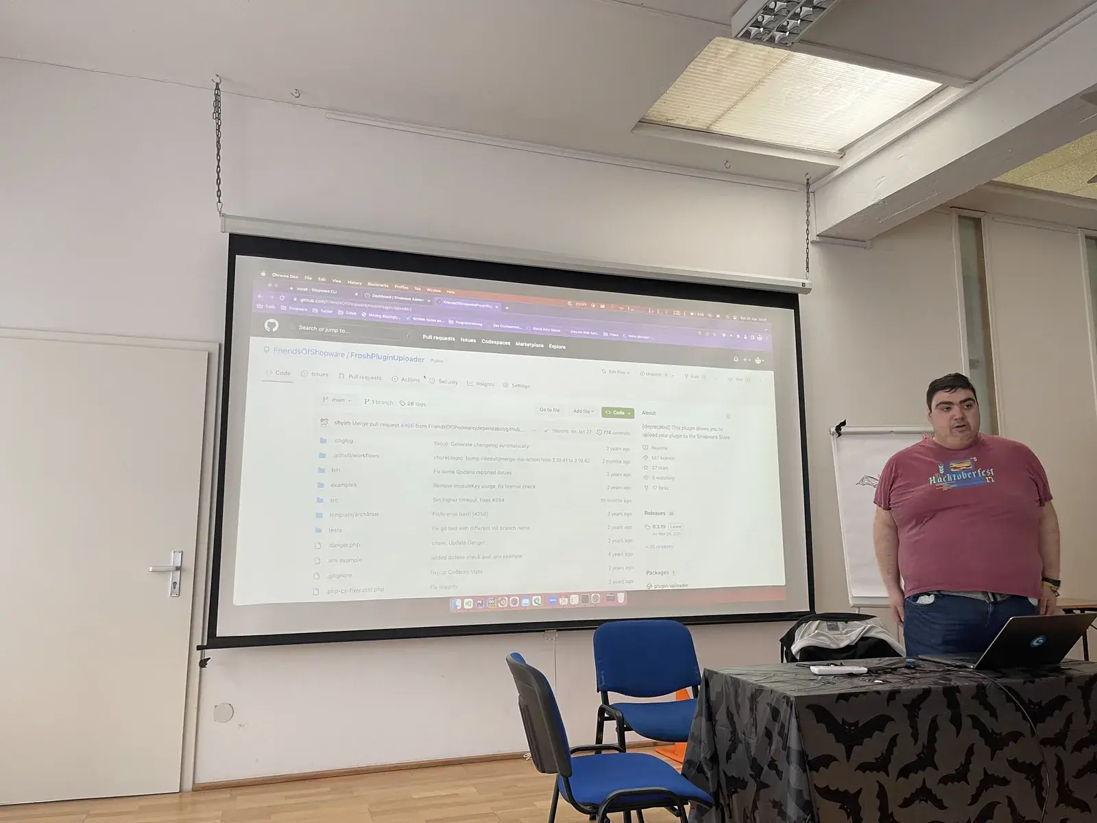 Session zum FroshPluginUploader, auf der Projektion das GitHub-Repository des Projekts FriendsOfShopware