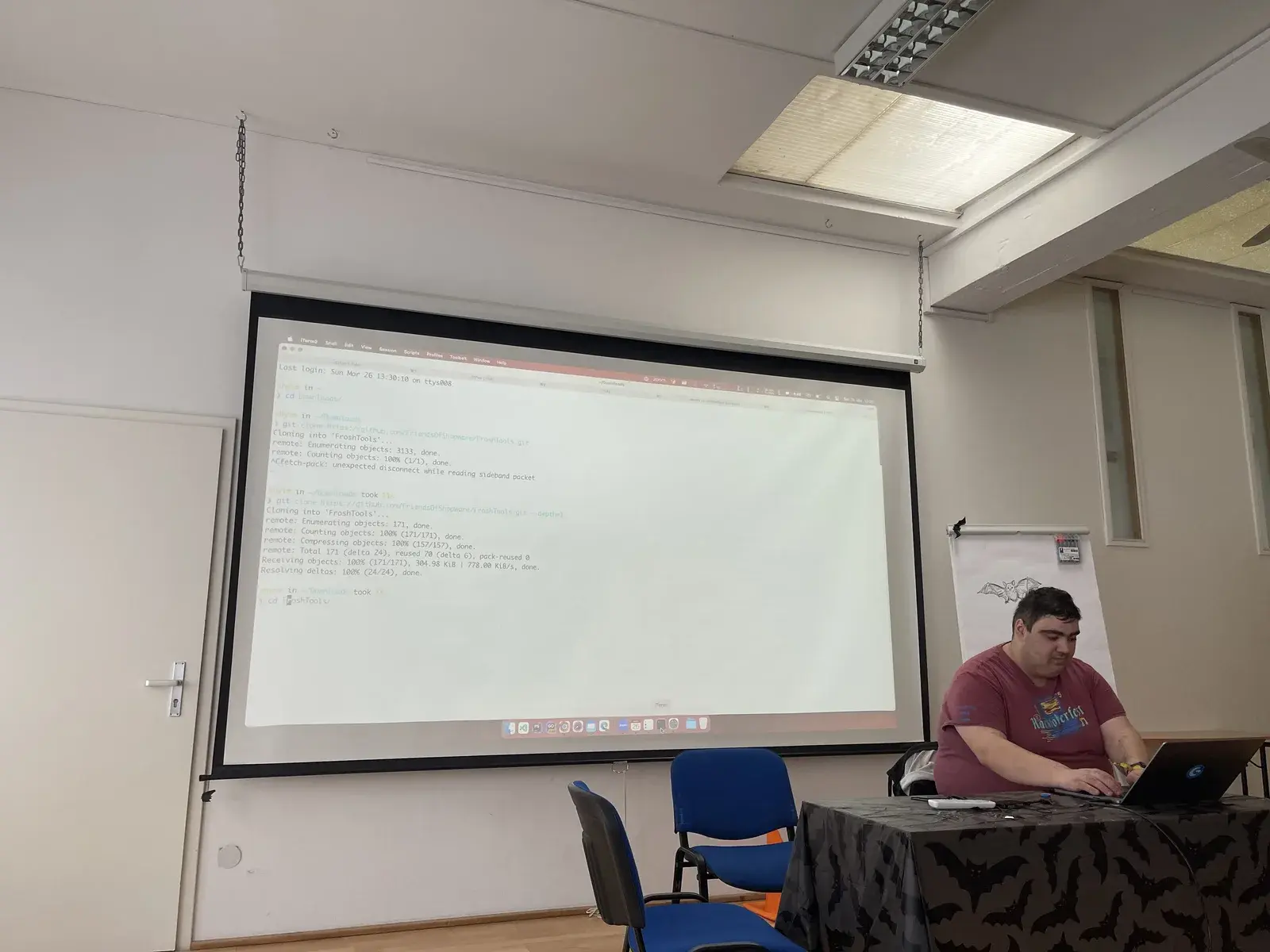 Terminal-Fenster auf der Projektion, in dem das Repository FroshTools geklont wird