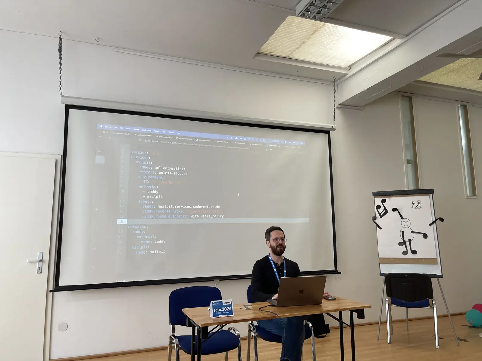 Session zur lokalen Entwicklungsumgebung, auf der Projektion eine Docker-Compose-Konfiguration mit Mailserver und Reverse Proxy