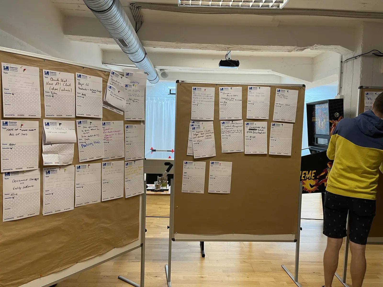 Zwei Stellwände mit Vorschlagskarten der Unconference, jede Karte mit Feldern zum Abstimmen für Samstag und Sonntag
