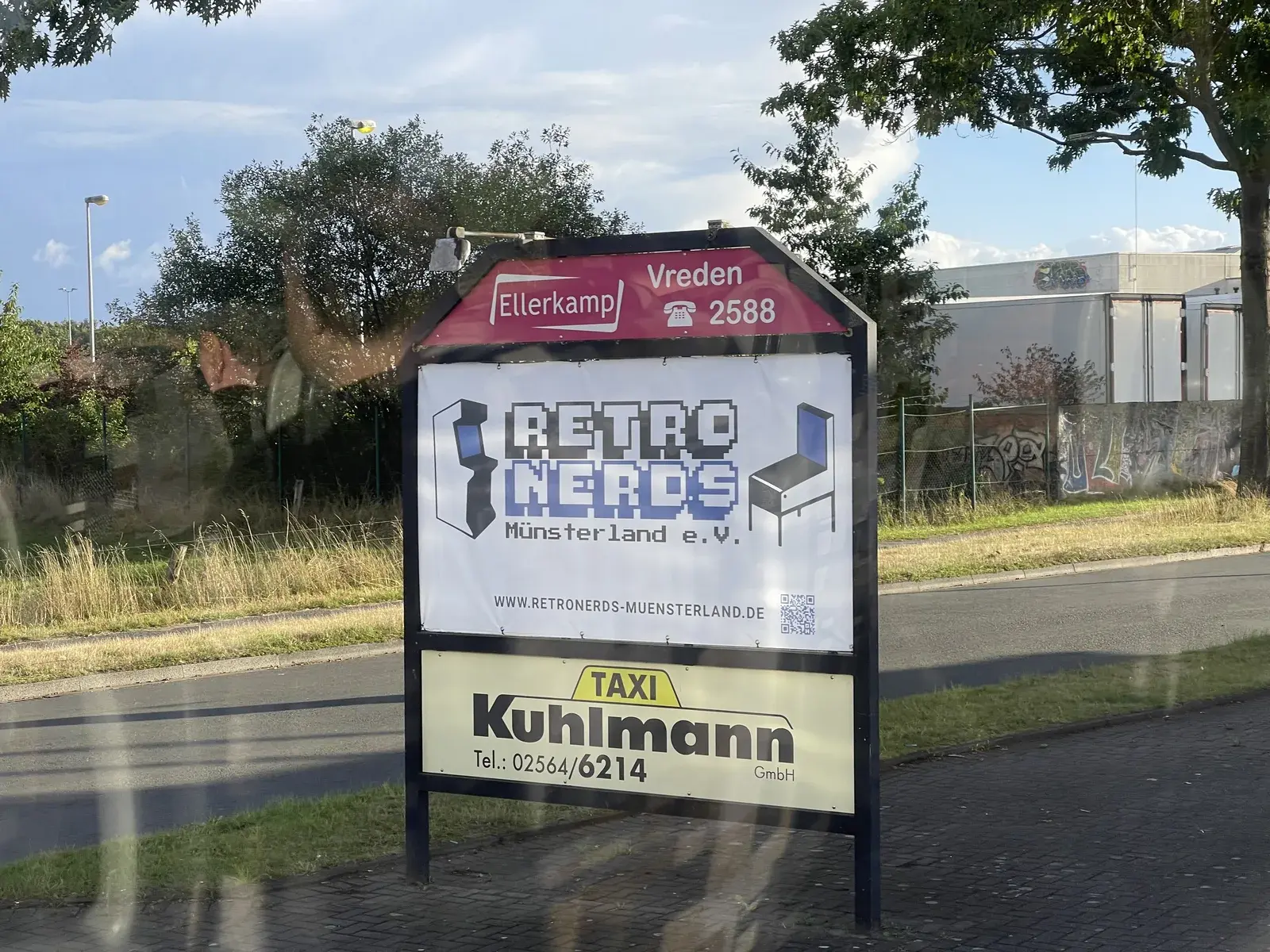 Hinweisschild am Ellerkamp in Vreden mit dem Logo der Retro Nerds Münsterland e.V. und der Vereinswebsite