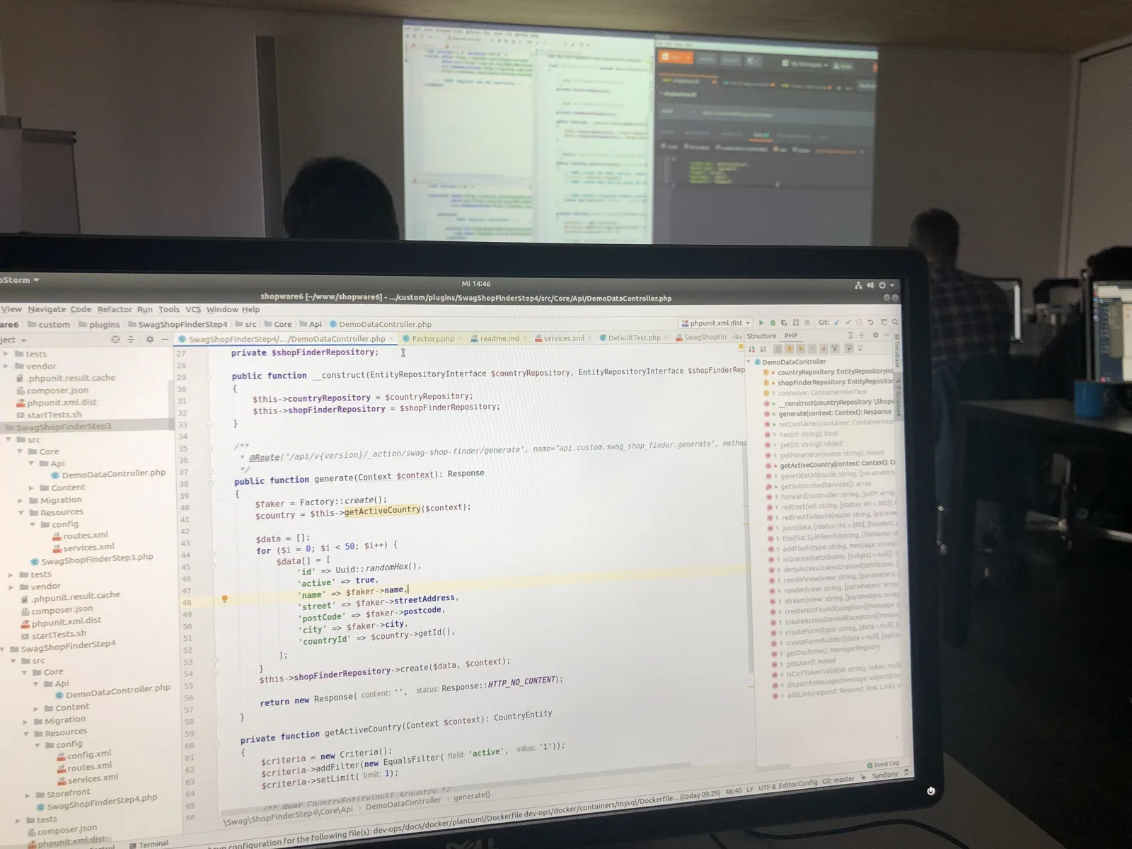 Bildschirm im Training mit der Entwicklungsumgebung PhpStorm, geöffnet ist ein Controller des Übungs-Plugins mit Repository-Zugriff und Criteria-Objekt